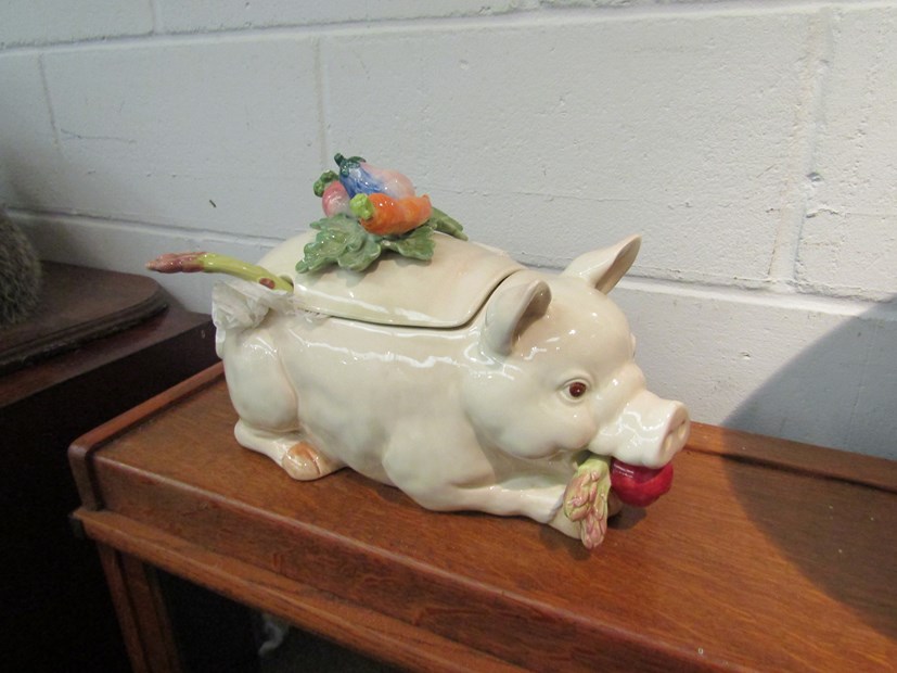 A Fitz & Floyd vintage lidded pig tureen with ladle