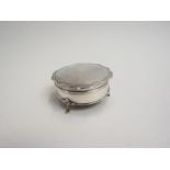 A George V silver ring box of shaped circular form with hinged lid,