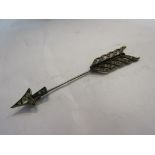 An Art Deco arrow-shaped brooch,