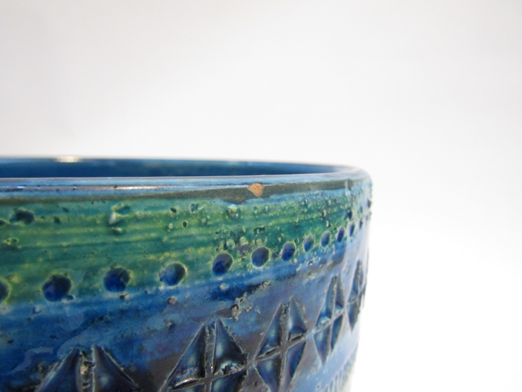 A Bitossi Italian pottery planter in 'Rimini Blu' by Aldo Londi. 17.5cm diameter x 15. - Image 2 of 3