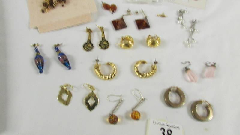 In excess of 15 pairs of earrings. - Image 4 of 4