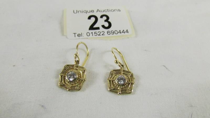 A pair of 9ct gold earrings, 3 grams.