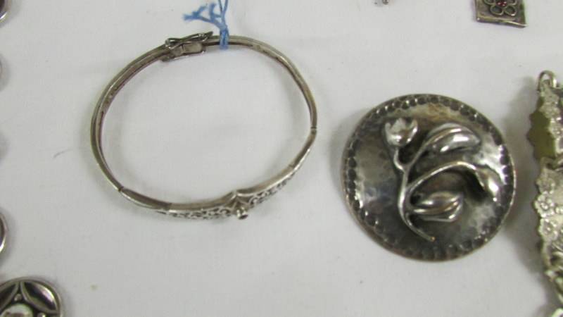 A silver fob watch, a silver bangle and further jewellery items. - Image 3 of 6