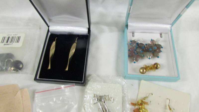 In excess of 15 pairs of earrings. - Image 2 of 4