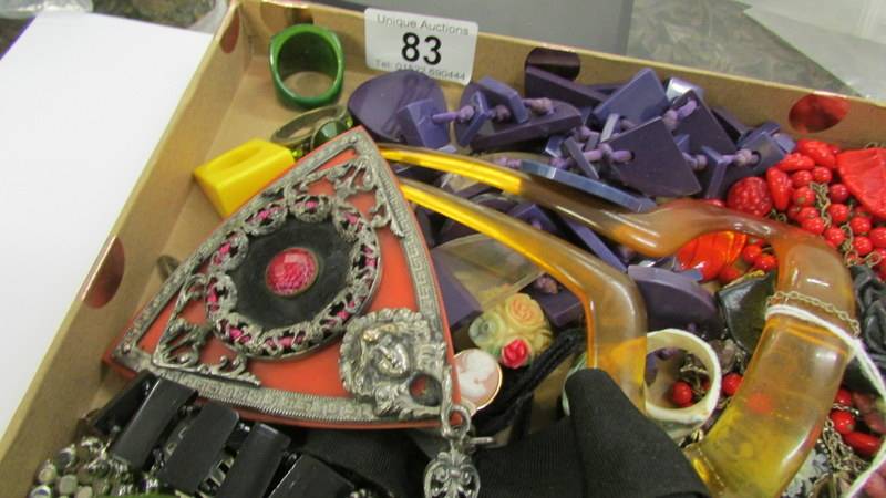 A large quantity of interesting jewellery including brooches, rings, bangles etc. - Image 2 of 7