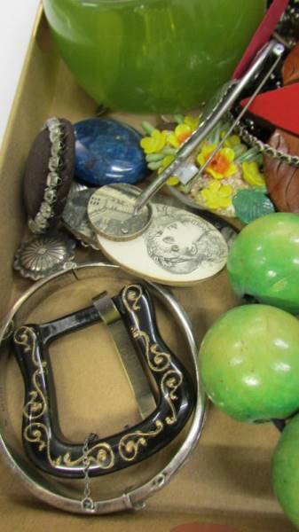 A large quantity of interesting jewellery including brooches, rings, bangles etc. - Image 5 of 7