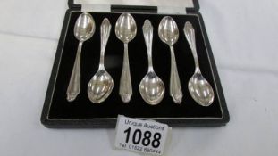 A cased set of 6 silver teaspoons.