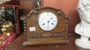 An oak 8 day mantel clock, in working order.