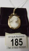 A 9ct gold cameo pendant.