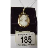 A 9ct gold cameo pendant.