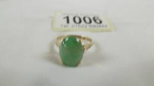 A 9ct gold ring set green stone, size N half.