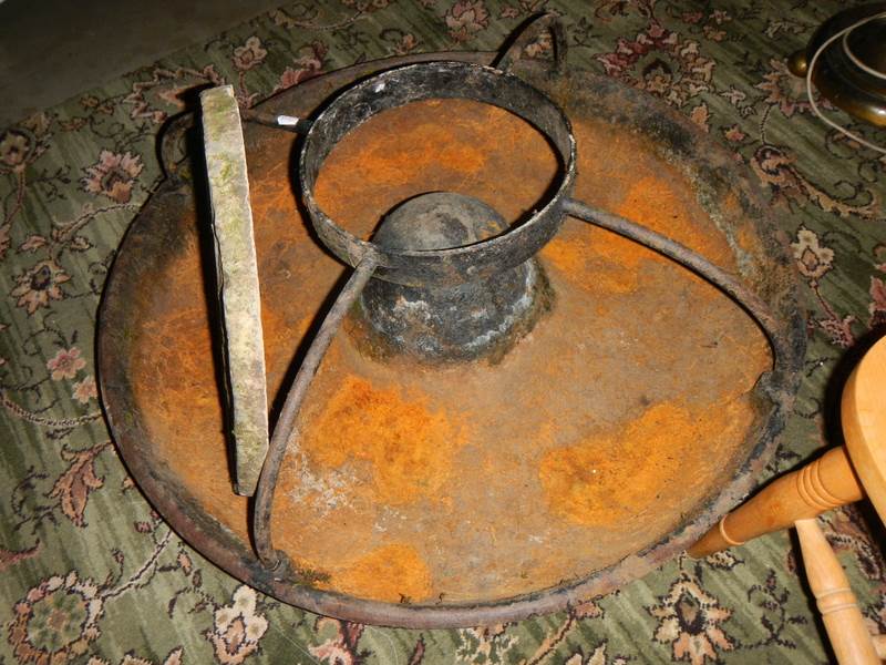 An old cast iron pig feeder. - Image 2 of 2