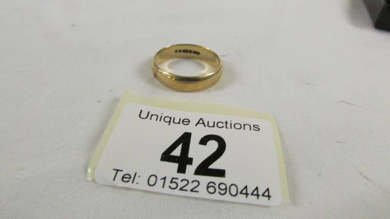 A 9ct gold wedding ring, size W, 4.5 grams.