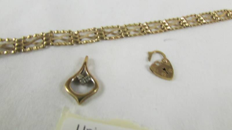 A 9ct gold bracelet with padlock but no clasp. 4.5 grams. - Image 4 of 5