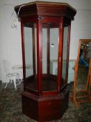 A large octagonal shop display cabinet. ****Condition report**** 2 shelves.