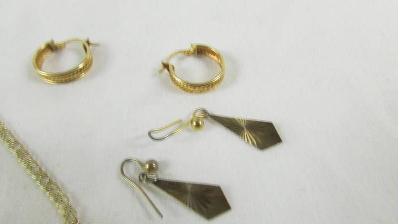 A 9ct gold bracelet and 2 pairs of 9ct gold earrings, 4.7 grams. - Image 2 of 3