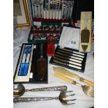 A mixed lot of cased and loose cutlery.