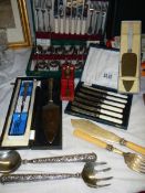 A mixed lot of cased and loose cutlery.