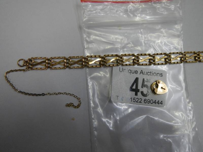 A 9ct gold bracelet with padlock but no clasp. 4.5 grams. - Image 3 of 5