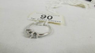 An 18ct white gold 3 stone diamond 30pt ring, size O.