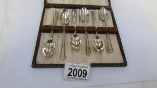 A cased set of 6 silver tea spoons.
