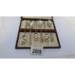 A cased set of 6 silver tea spoons.