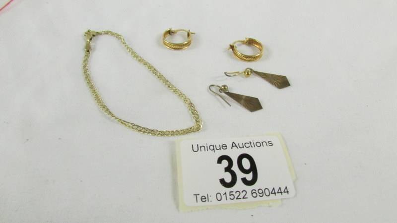 A 9ct gold bracelet and 2 pairs of 9ct gold earrings, 4.7 grams.