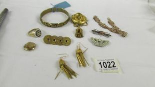 A quantity of old jewellery including silver and a gold locket.