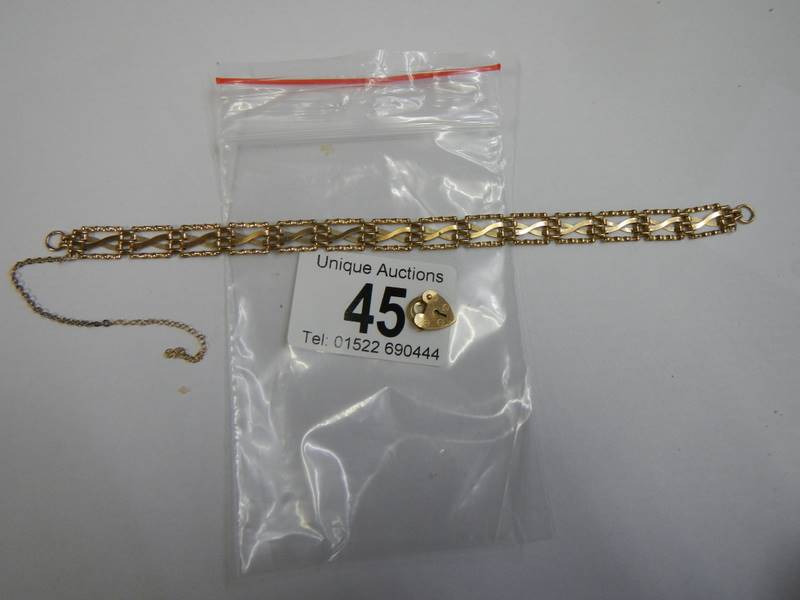 A 9ct gold bracelet with padlock but no clasp. 4.5 grams.