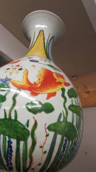 An oriental hand painted vase decorated with Japanese Coi. 50cm tall. - Image 3 of 5