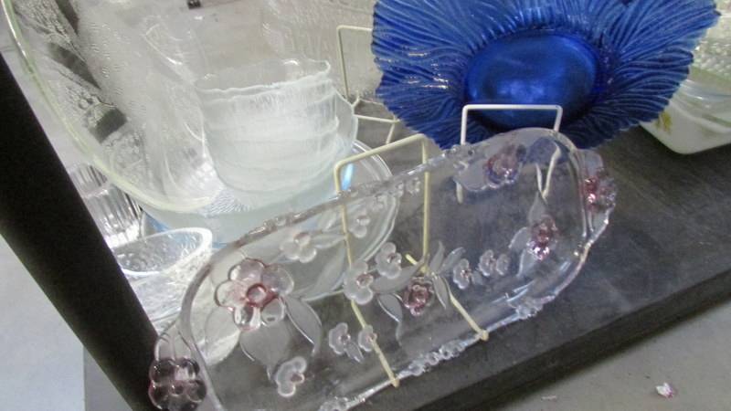 A shelf of glass ware. - Image 4 of 4