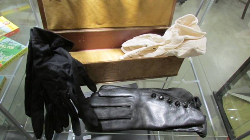 An old glove box and 3 pairs of vintage gloves. - Image 2 of 3