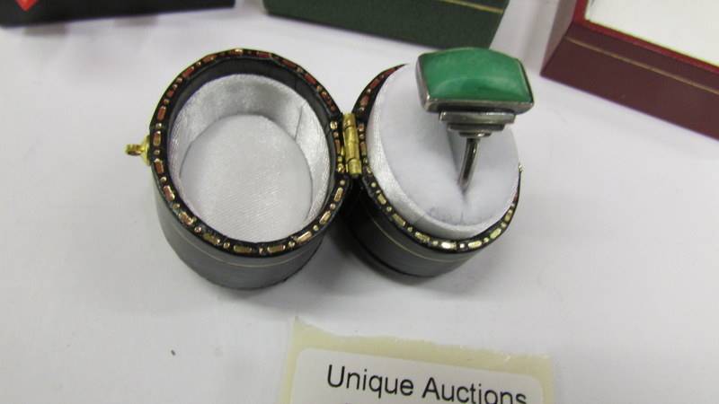 A green stone art deco ring in silver together with a pair of earrings with matching ring in yellow - Image 4 of 4