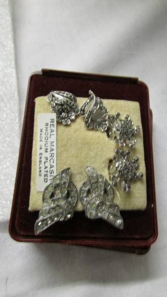 16 hat pins, a marcasite brooch, 3 pairs of marcasite earrings and Will's tobacco tin. - Image 2 of 5