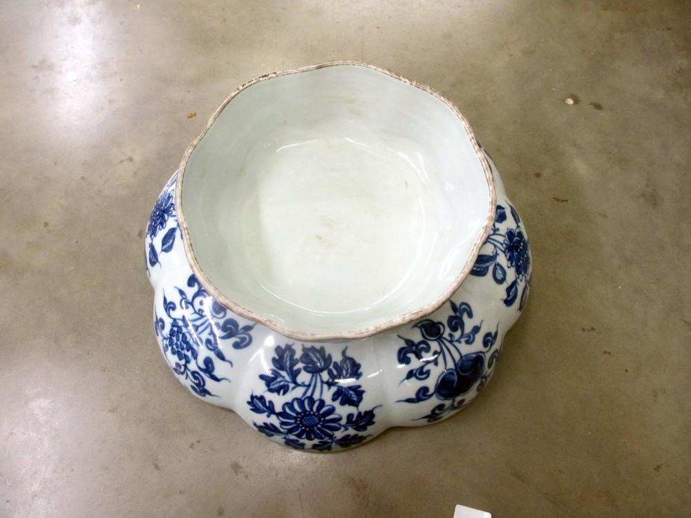 A Chinese blue and white bowl. ****Condition report**** No damage. - Image 5 of 8