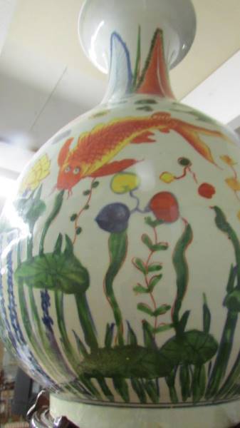 An oriental hand painted vase decorated with Japanese Coi. 50cm tall. - Image 4 of 5