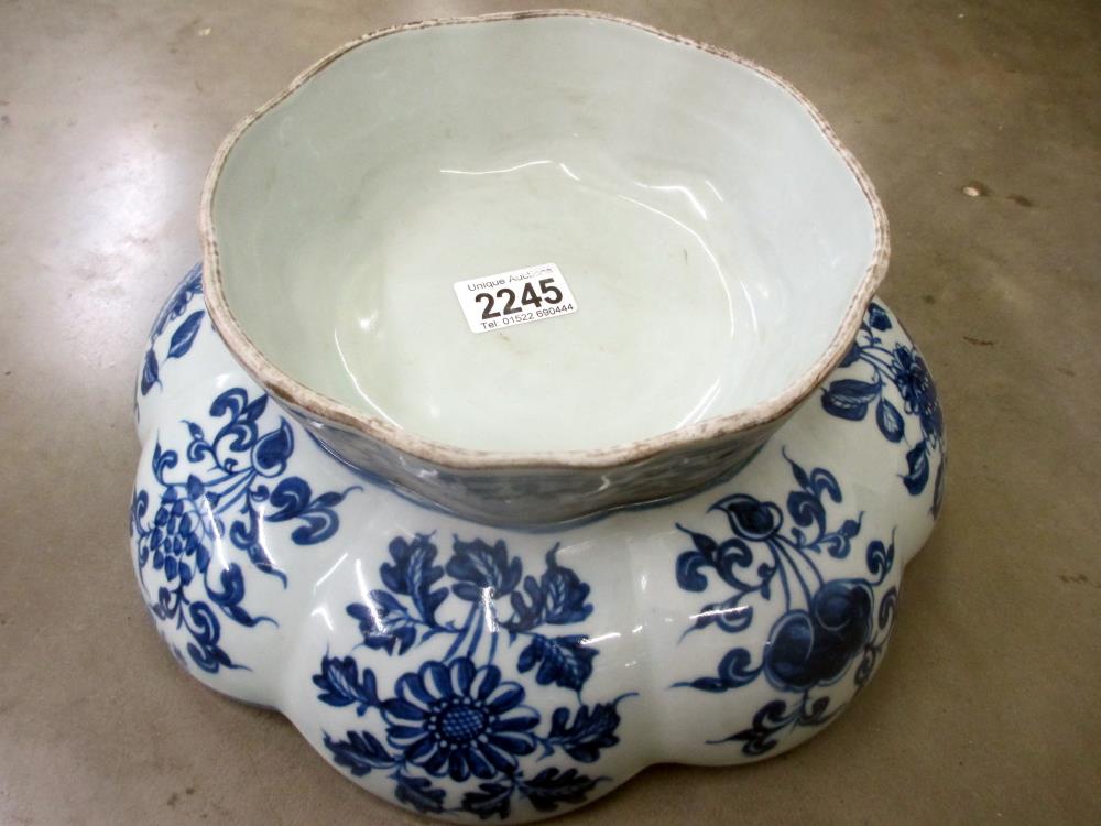 A Chinese blue and white bowl. ****Condition report**** No damage. - Image 3 of 8