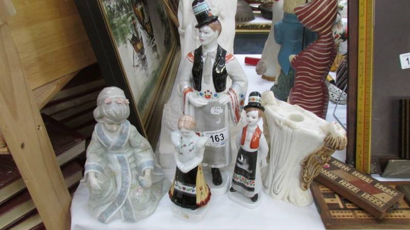 5 assorted ceramic figures.