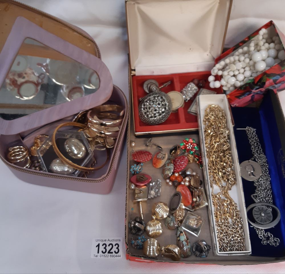 A quantity of costume jewellery