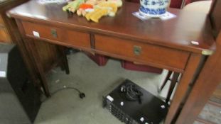 A good quality mahogany 2 drawer side table.