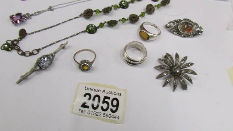 Four vintage necklaces together with three silver vintage brooches and 3 silver rings. - Image 4 of 4