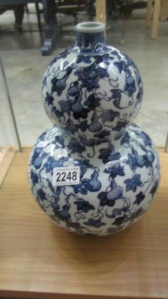 A Chinese blue and white double gourd shaped vase.