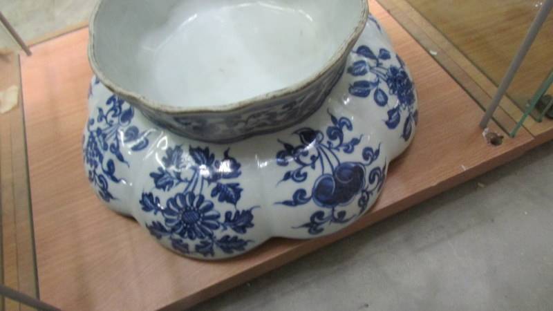 A Chinese blue and white bowl. ****Condition report**** No damage. - Image 2 of 8