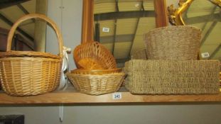 A mixed lot of basket ware.