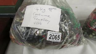 Approximately 4 kg of assorted costume jewellery,