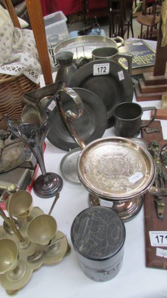 A mixed lot of pewter and other metal ware.