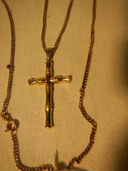 A 9ct gold cross in a bamboo design with 9ct gold chain (length approximately 51 cm), weight 7. - Image 2 of 3