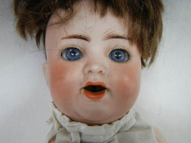 A small early 20th century German bisque headed doll by Kammer and Reinhardt with moveable arms, - Image 4 of 5