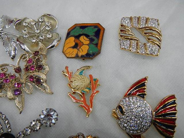 A good lot of vintage brooches. - Image 7 of 8