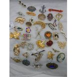 Forty good vintage brooches.